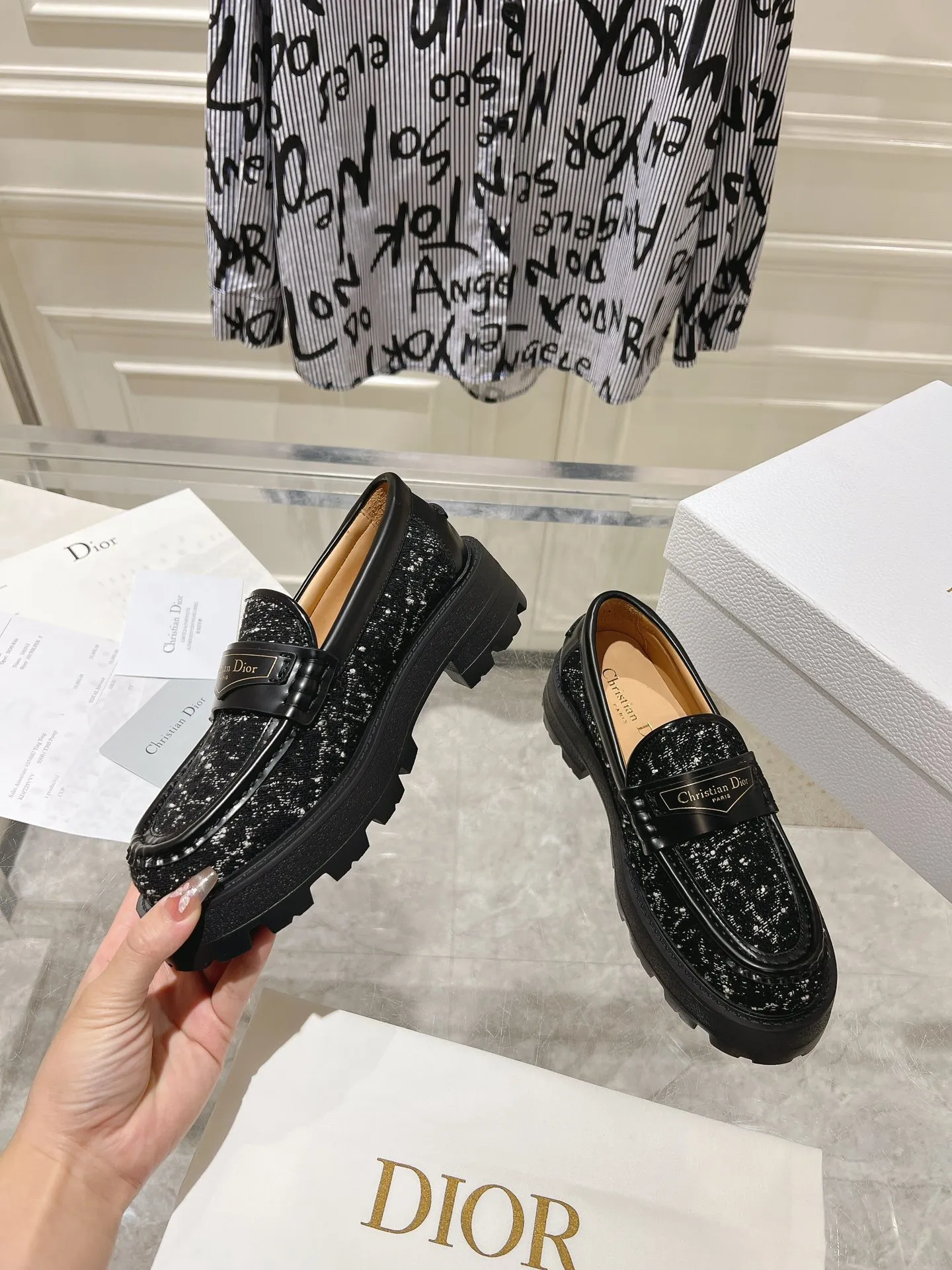 👟👟Ex-factory price 680👟👟 𝐃𝐢𝐎𝐑 #2025 New loafers for early spring 🔥 The loafers you want at first sight #Simple and elegant ‘Low-key luxury! Equipped with eye-catching Chanristian Dior logo buckle #very high-end, comfortable and good-looking💯 and easy to match #spring, summer, autumn and winter🉑️! Upper: imported open-edge beaded cowhide spliced ​​with custom-made fabrics from the counter; lining: water-dyed cowhide; sole: rubber foam outsole, highly elastic and lightweight! size: 35-40 (40 customized)